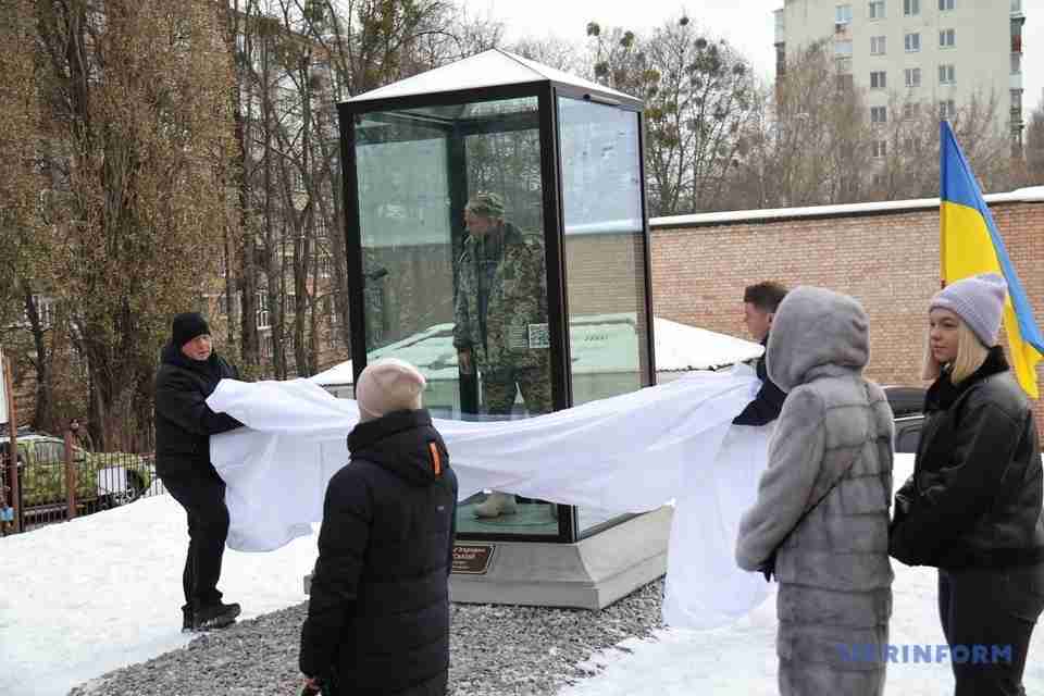 «Героям слава!»: у столиці відкрили пам'ятник воїну Олександру Мацієвському (ФОТО)