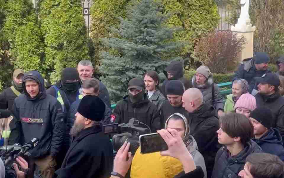 Геть з України: у Львові відбуваються суперечки біля храму на вулиці Тараса Бобанича