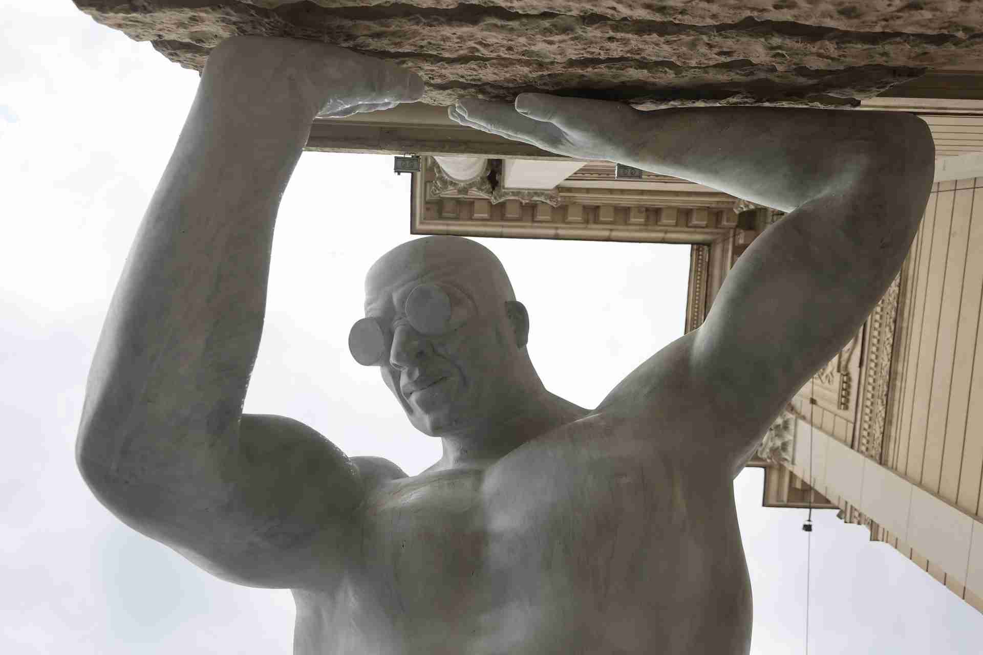 Гігантська скульптура «триматиме» Львівську Оперу ще один день