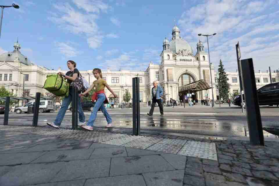 Головний залізничний вокзал у Львові стане першим повністю безбарʼєрним в Україні: подробиці (ФОТО)