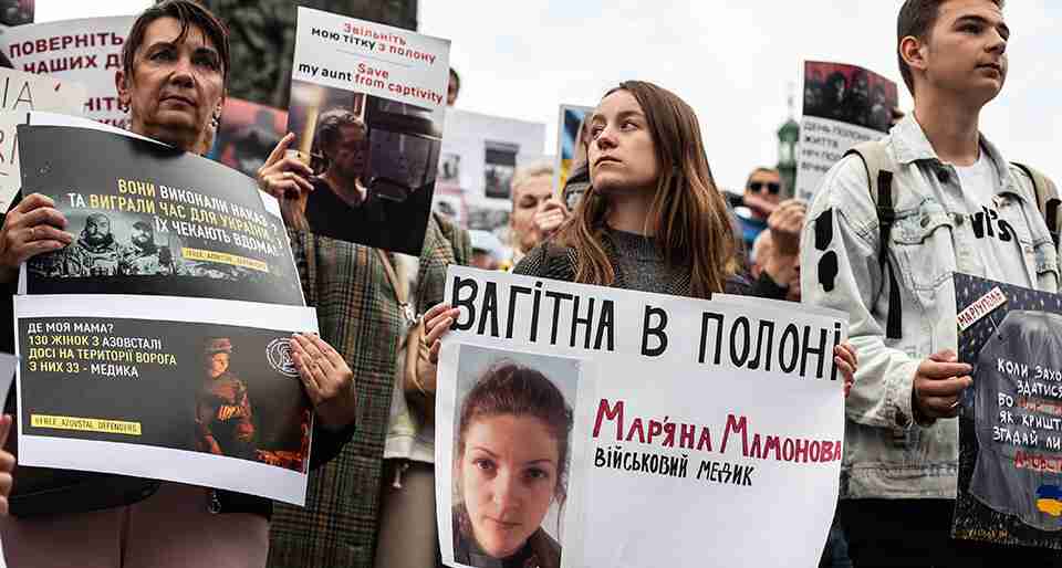 Голять налисо, без засобів гігієни та по десятеро в камері: в яких умовах перебувають українські жінки у полоні