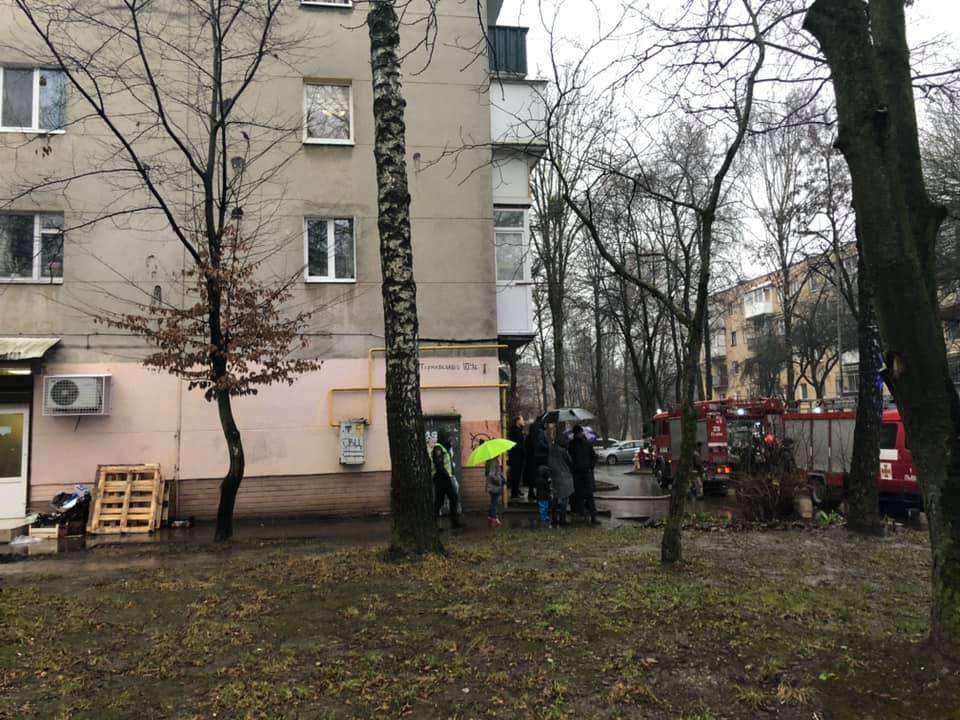 Горить квартира на вул. Тарнавського, є постраждалі (фото)