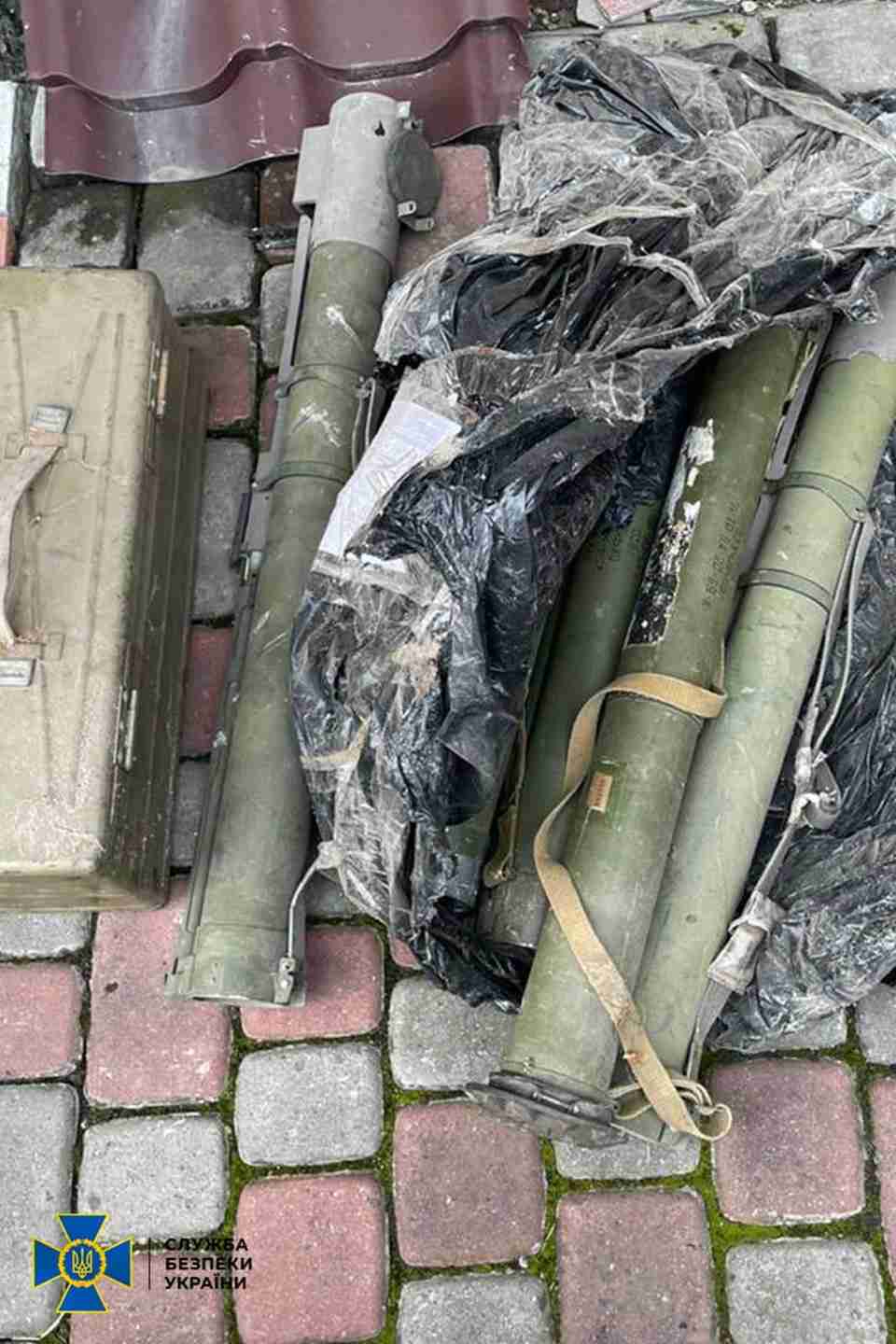 Гранатомет, міни, автомати та гранати: на Львівщині виявили схрон зі зброєю та боєприпасами (ФОТО)