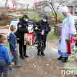 Хлопчик з Закарпаття через поліцію шукав Святого Миколая для подарунку хворому братику (фото, відео)