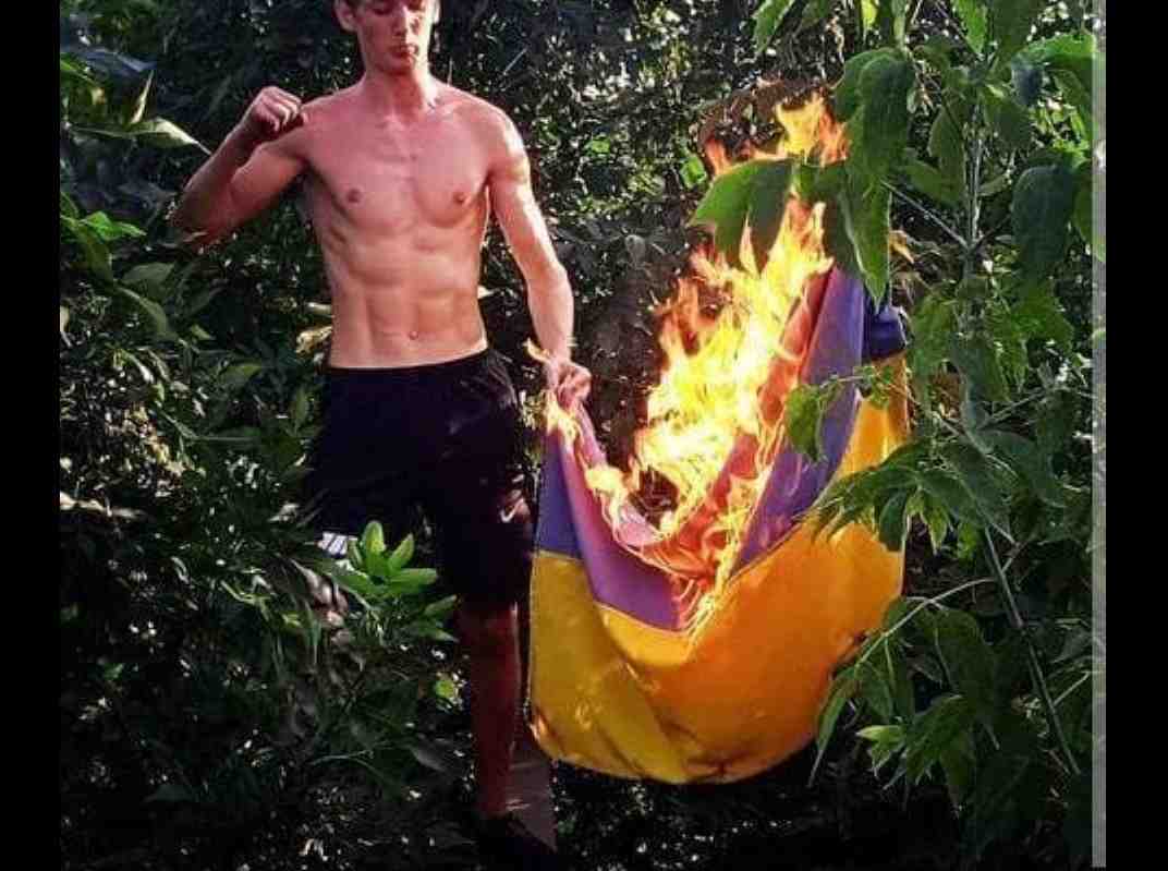 Хлопець, який демонстративно спалив державний прапор, отримає покарання (фото)