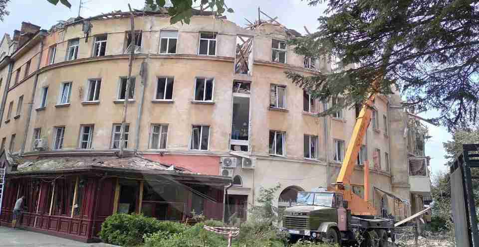 Хочеться, щоб це не повторювалося: репортаж з місця ракетного удару у Львові (ФОТО)