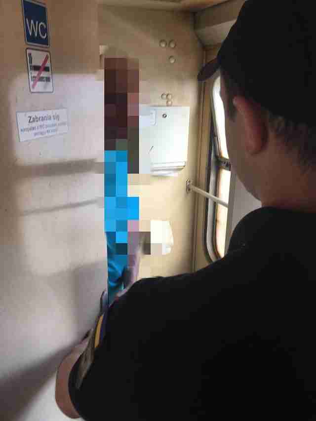 Ховався у вбиральні потяга: закарпатські прикордонники виявили ще одного втікача від мобілізації (ФОТО)