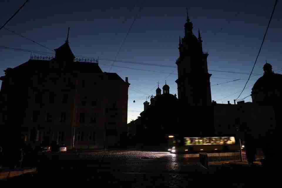 Хто матиме світло у новорічну ніч на Львівщині: яку групу не відключатимуть