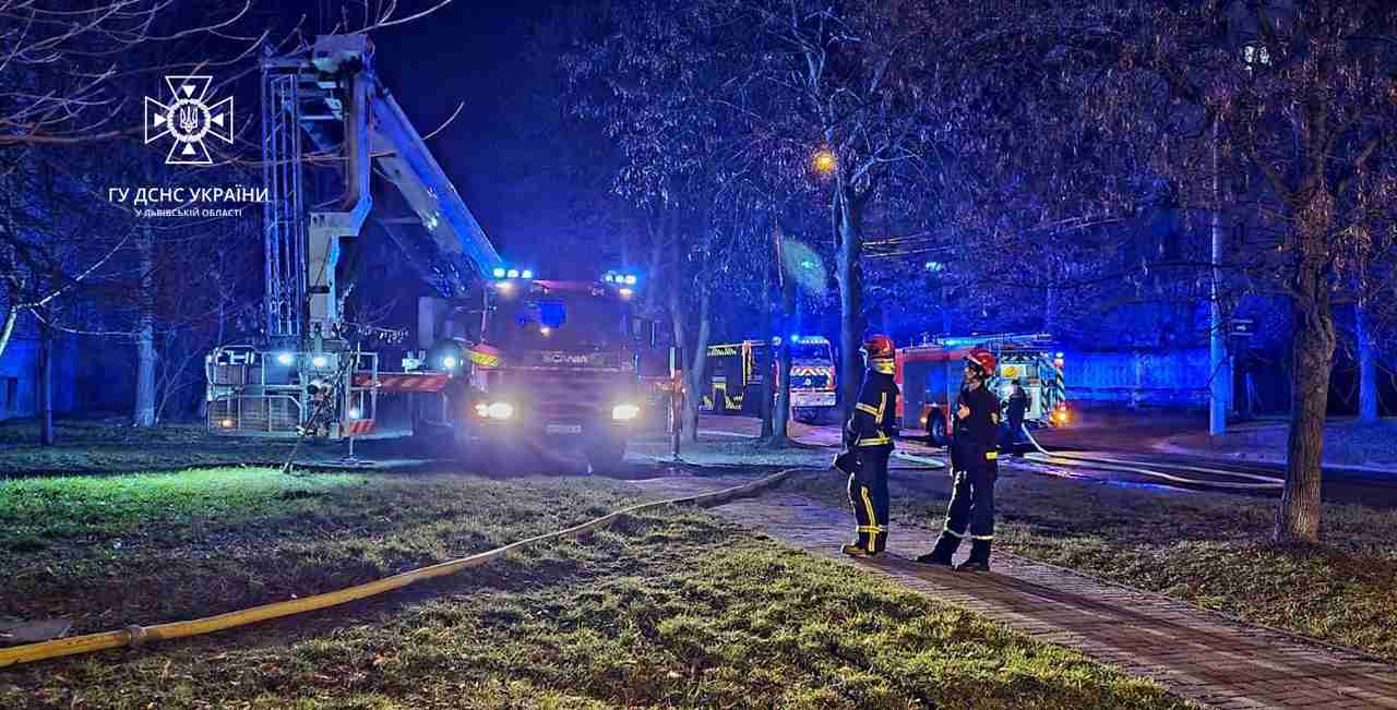Є потерпілі: львівські рятувальники прокоментували нічну пожежу у гуртожитку (ФОТО/ВІДЕО)