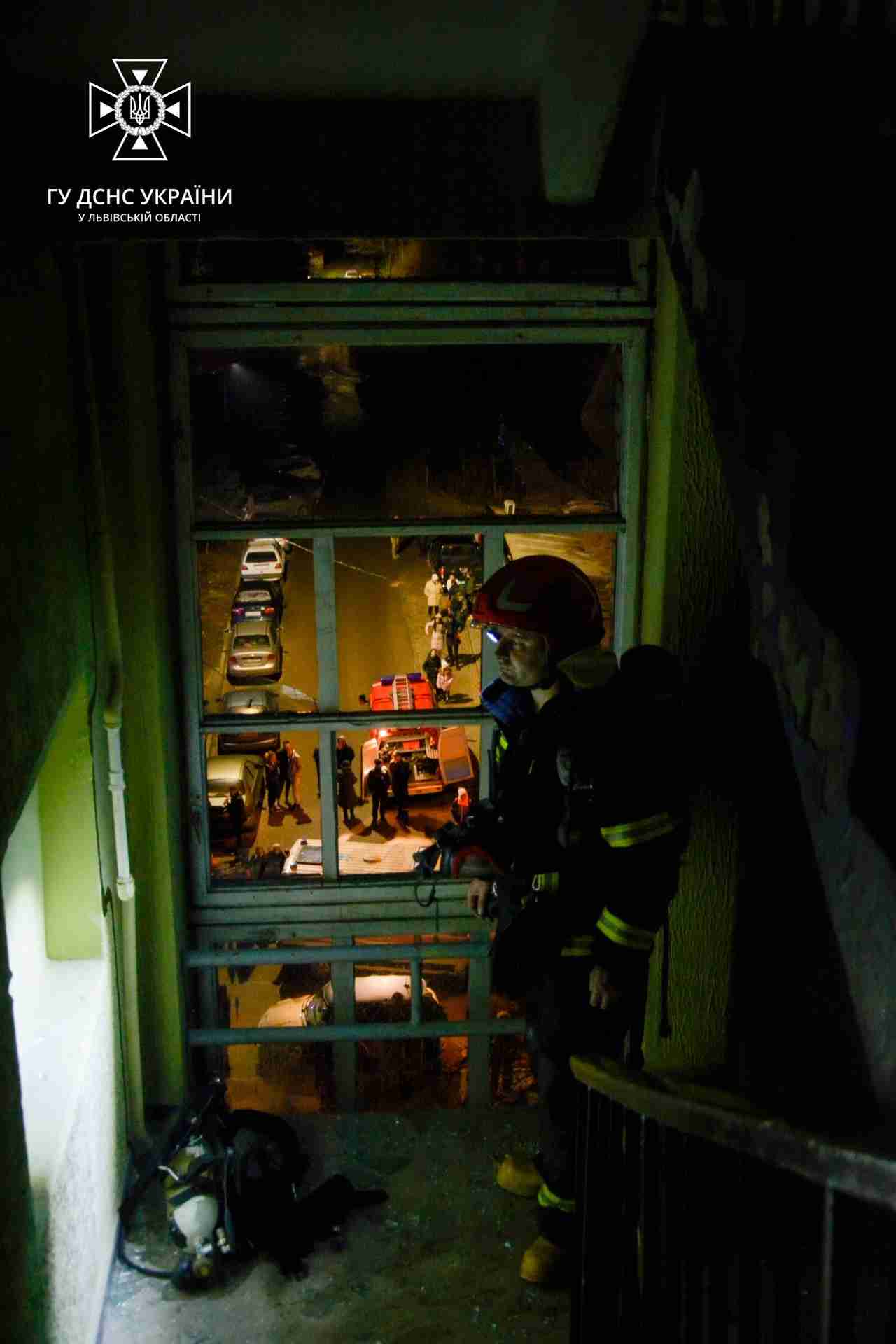 Є потерпілі: львівські рятувальники прокоментували нічну пожежу у гуртожитку (ФОТО/ВІДЕО)