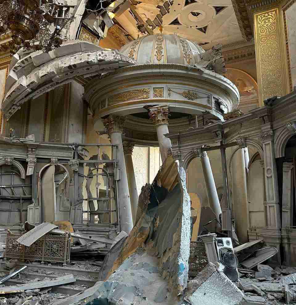 Є загиблі і поранені, знищені будівлі, понищений  храм: страшні наслідки нічної атаки на Одесу (ВІДЕО, ФОТО)