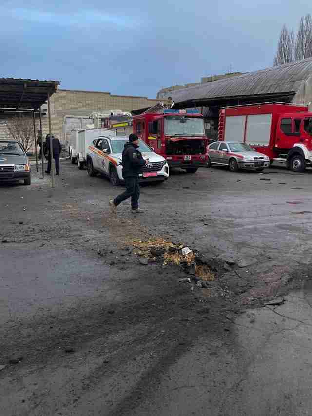 Є загиблі та поранені: росіяни обстріляли дві пожежні частини в Херсоні (ФОТО 18+)