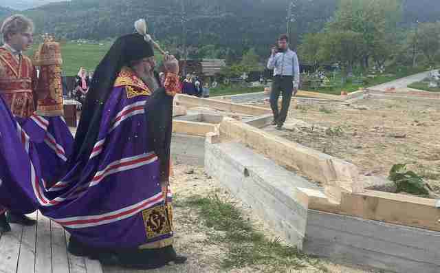 Єпископ, якого застукали у ліжку з хористом, відбудовує храм УПЦ МП (ФОТО)
