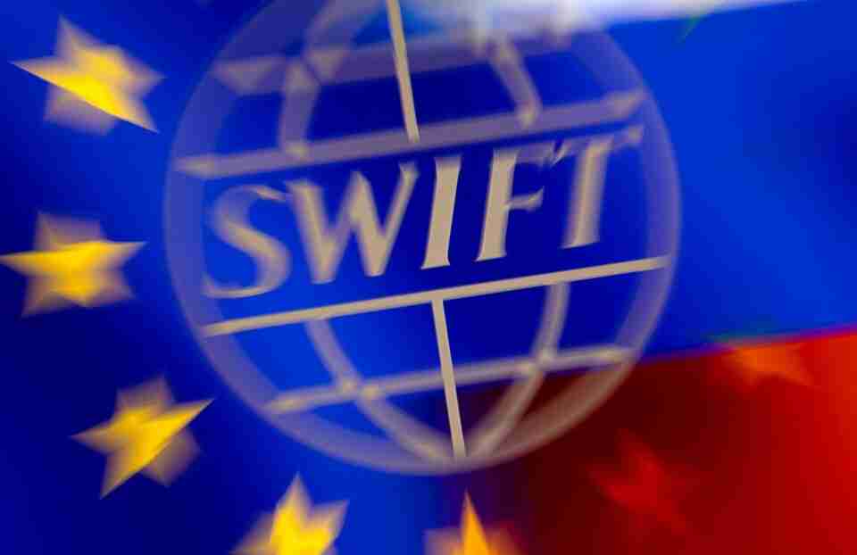 ЄС відключив від SWIFT 7 російських банків та заборонив постачати євро