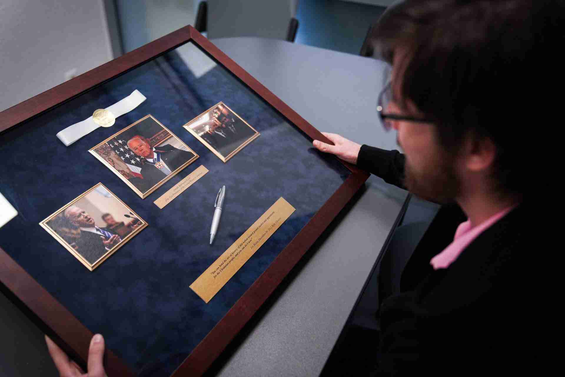 Іменну ручку Джо Байдена придбали за 600 тис. грн на аукціоні на підтримку ЗСУ