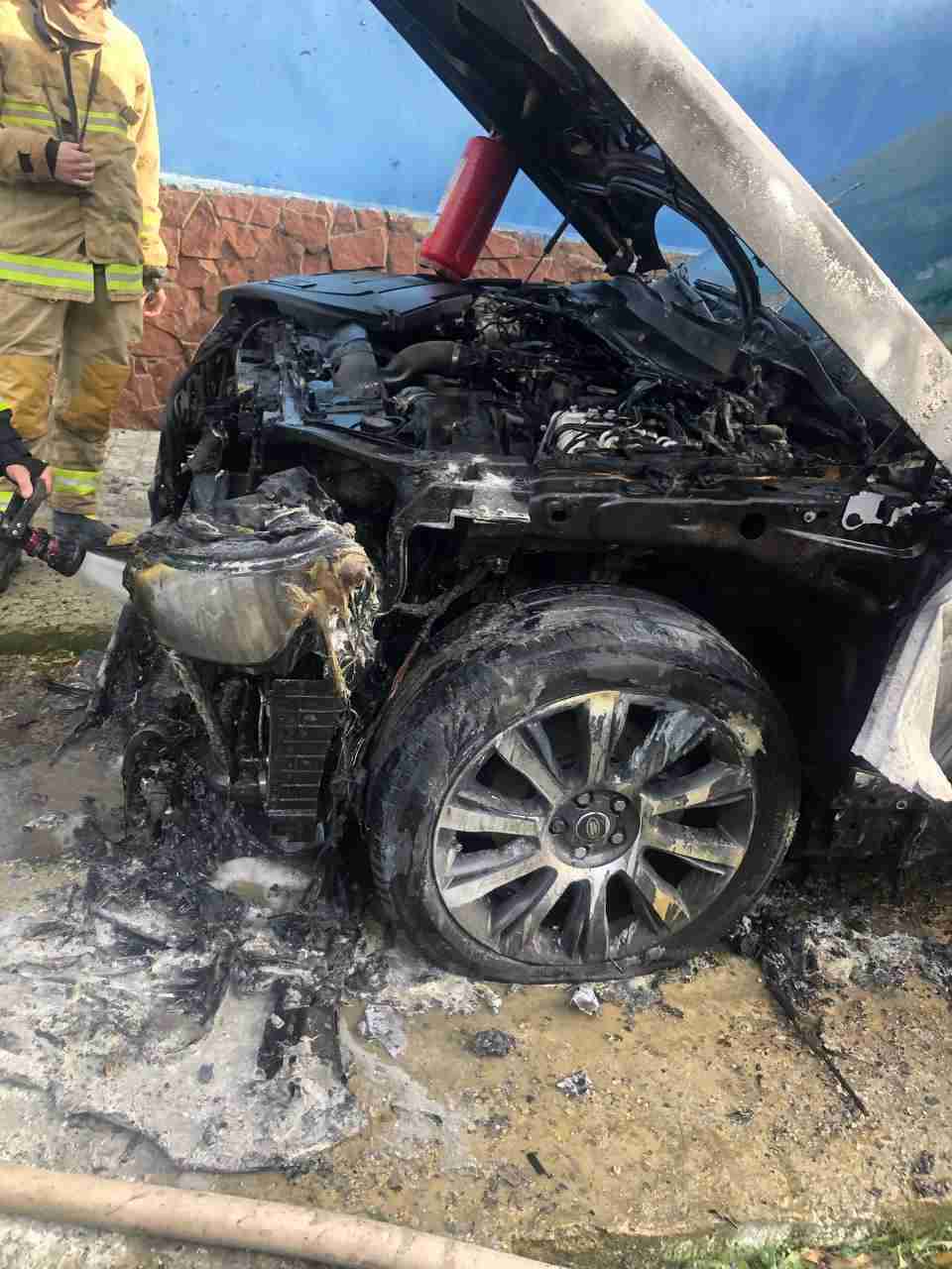 Іноземець спалив «Range Rover» львів'янина: момент потрапив на камеру (ФОТО/ВІДЕО)