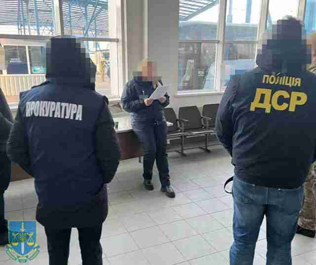 Інспекторку Львівської митниці повторно спіймали на хабарі (ФОТО)