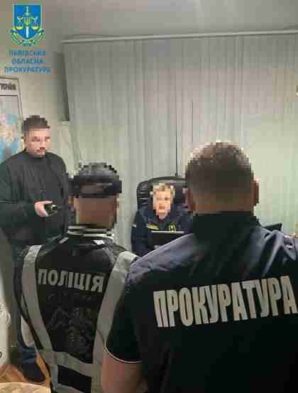 За схемою: інспекторка Львівської митниці систематично отримувала хабарі (ФОТО)