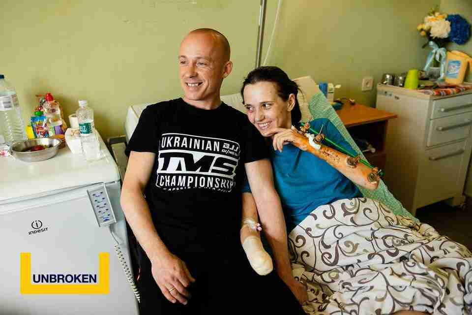 Історії війни: львівські лікарі врятували жінку, в якої російська ракета забрала руку, ногу та дитину, що носила під серцем