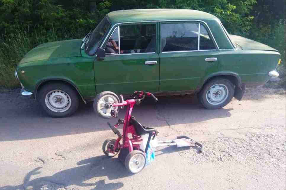 Йшли убіччям: у Славуті водій збив матір з трирічною дитиною (фото)