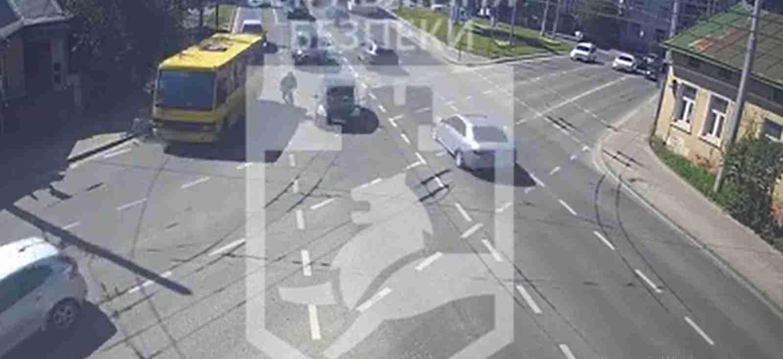 Камери міста зафіксували момент зіткнення автомобіля та велосипедиста у Львові (ВІДЕО)