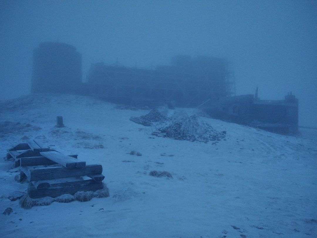 Карпати замітає снігом: на горі Піп Іван обмежена видимість (фото)