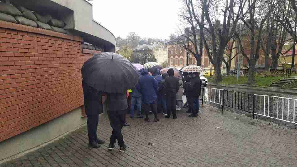 Кілька десятків українських перевізників зібралися біля консульства Польщі у Львові: що відомо