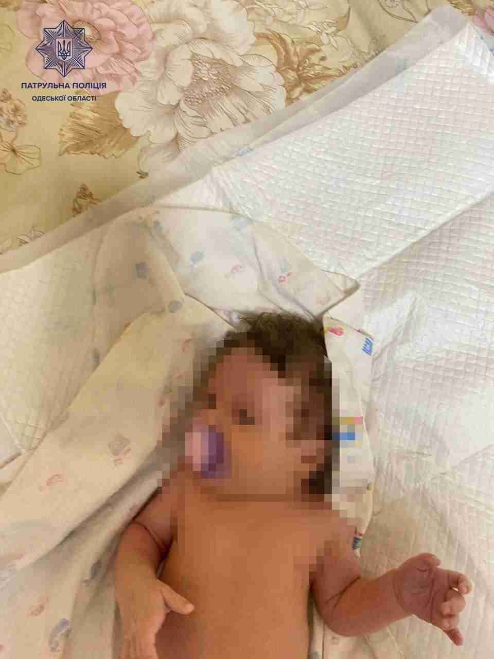Жінка кинула немовля у пелюшці на каналізаційний люк і пішла геть: дитя врятувала перехожа