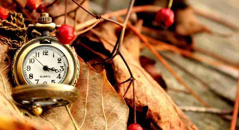 Коли будуть переводити годинники в Україні на зимовий час