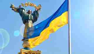 Колишній європейський міністр заявив, що Україна має роздати свої території