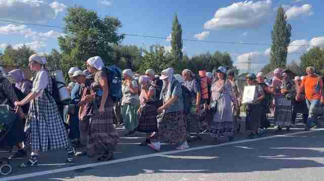 Колона парафіян УПЦМП йде хресною ходою до Почаївської лаври: там їх чекає поліція (ВІДЕО)