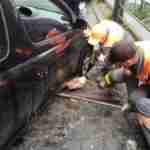 Коли земля йде з-під ніг: у Львові автомобіль провалився посеред дороги(фото)