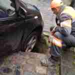 Коли земля йде з-під ніг: у Львові автомобіль провалився посеред дороги(фото)