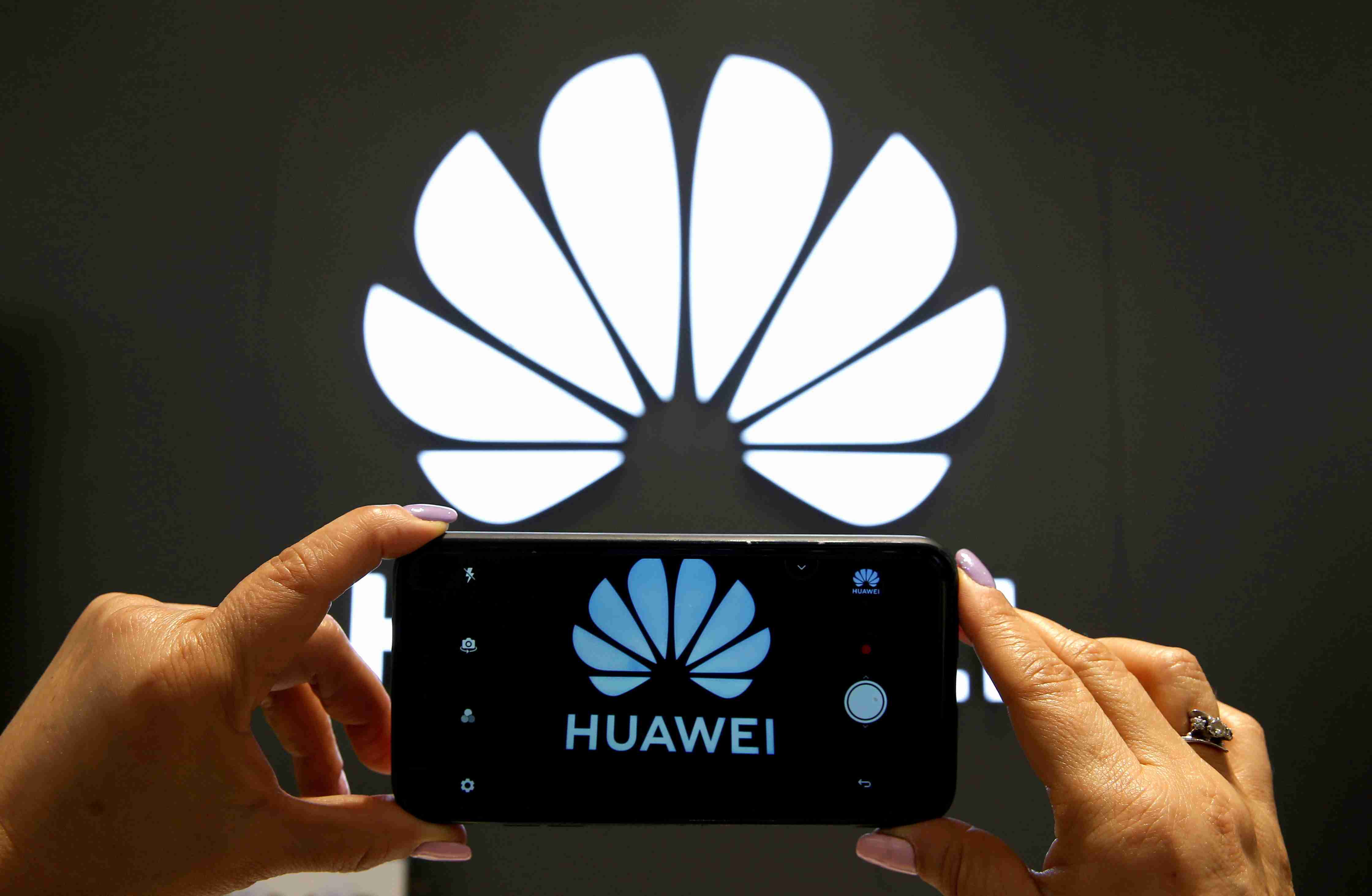Компанія Huawei почала закривати свої офіційні торгові точки в Росії
