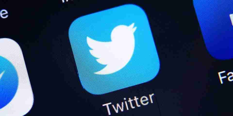 Користувачі Twitter з синьою галочкою поширюють фейки про війну в Україні
