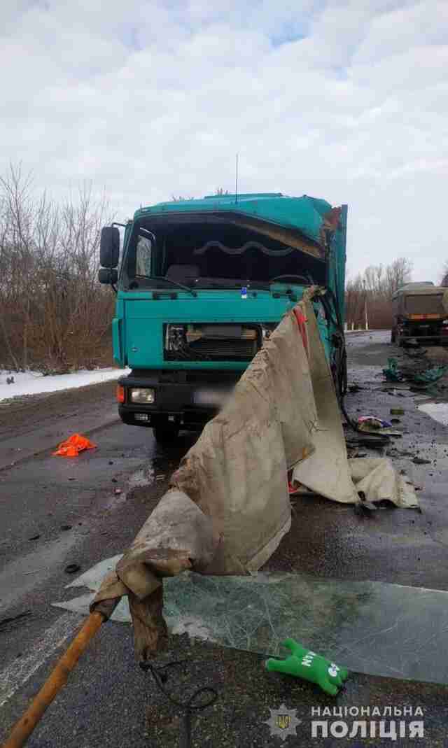 Кріплення від причепу пройшло наскрізь: на Київщині зіштовхнулись вантажівки (ФОТО)