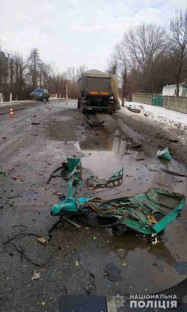 Кріплення від причепу пройшло наскрізь: на Київщині зіштовхнулись вантажівки (ФОТО)