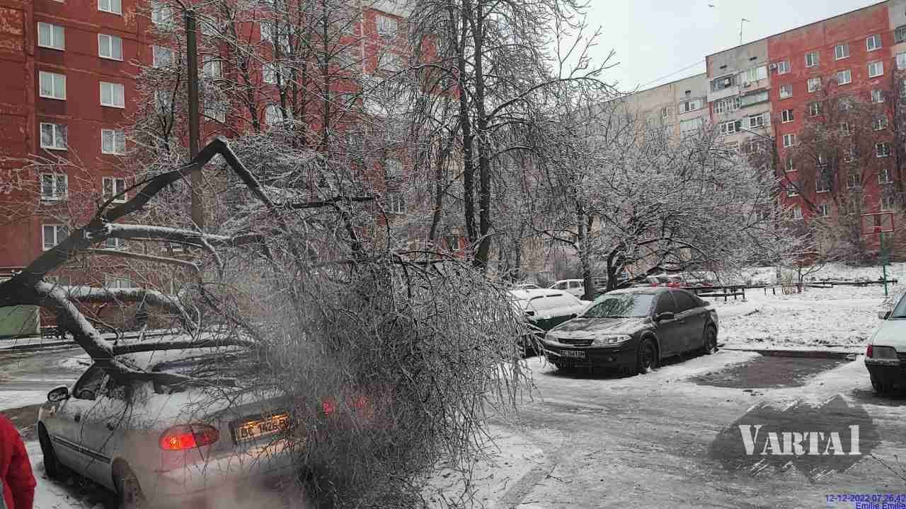 Крижаний дощ наробив біди: наслідки негоди у Львові (ФОТО)