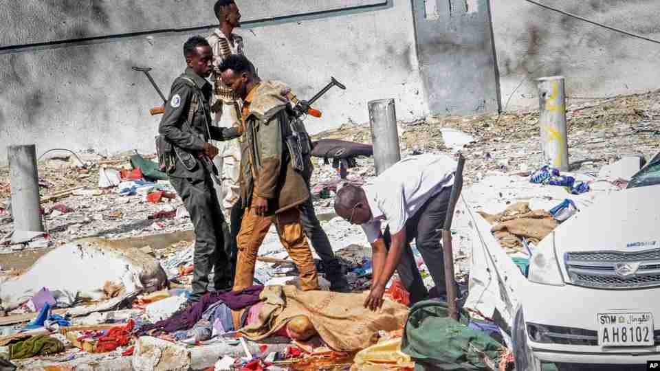 Кров вкрила асфальт: понад сотня загиблих внаслідок терактів в Сомалі (ФОТО)