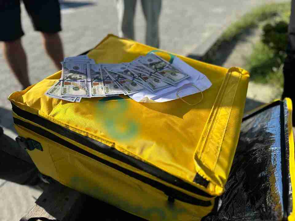 Кур'єр передавав документи та кошти: 30-річний львів'янин переправляв ухилянтів за кордон (ФОТО/ВІДЕО)