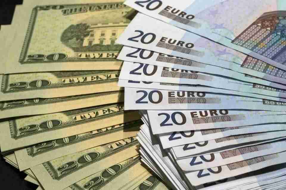 Курс валют в україні: долар та євро стрімко подорожчали