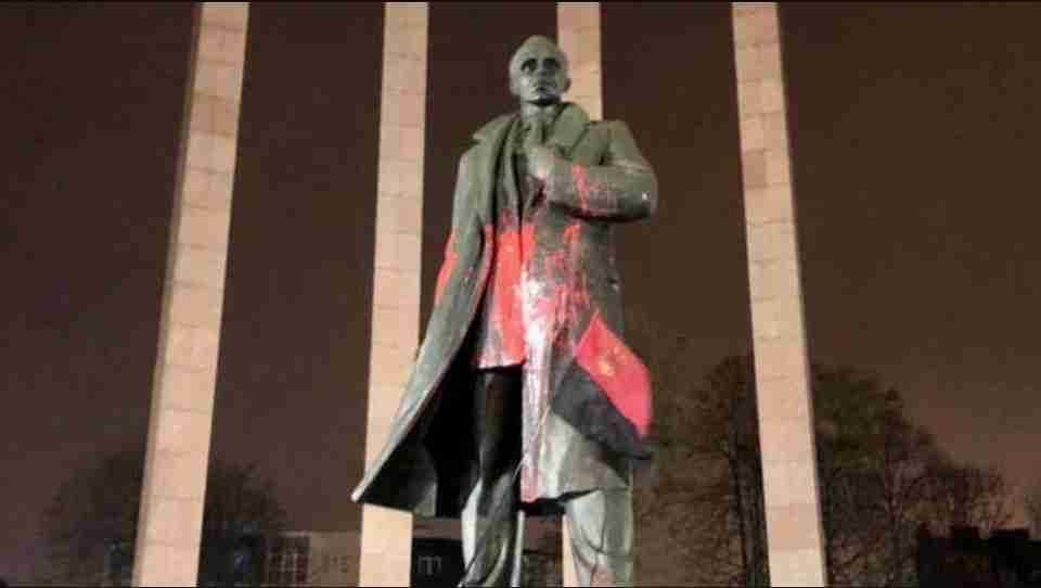 Курсант, який вчинив наругу над пам'ятником Бандері у Львові, отримав вирок суду (ВІДЕО)