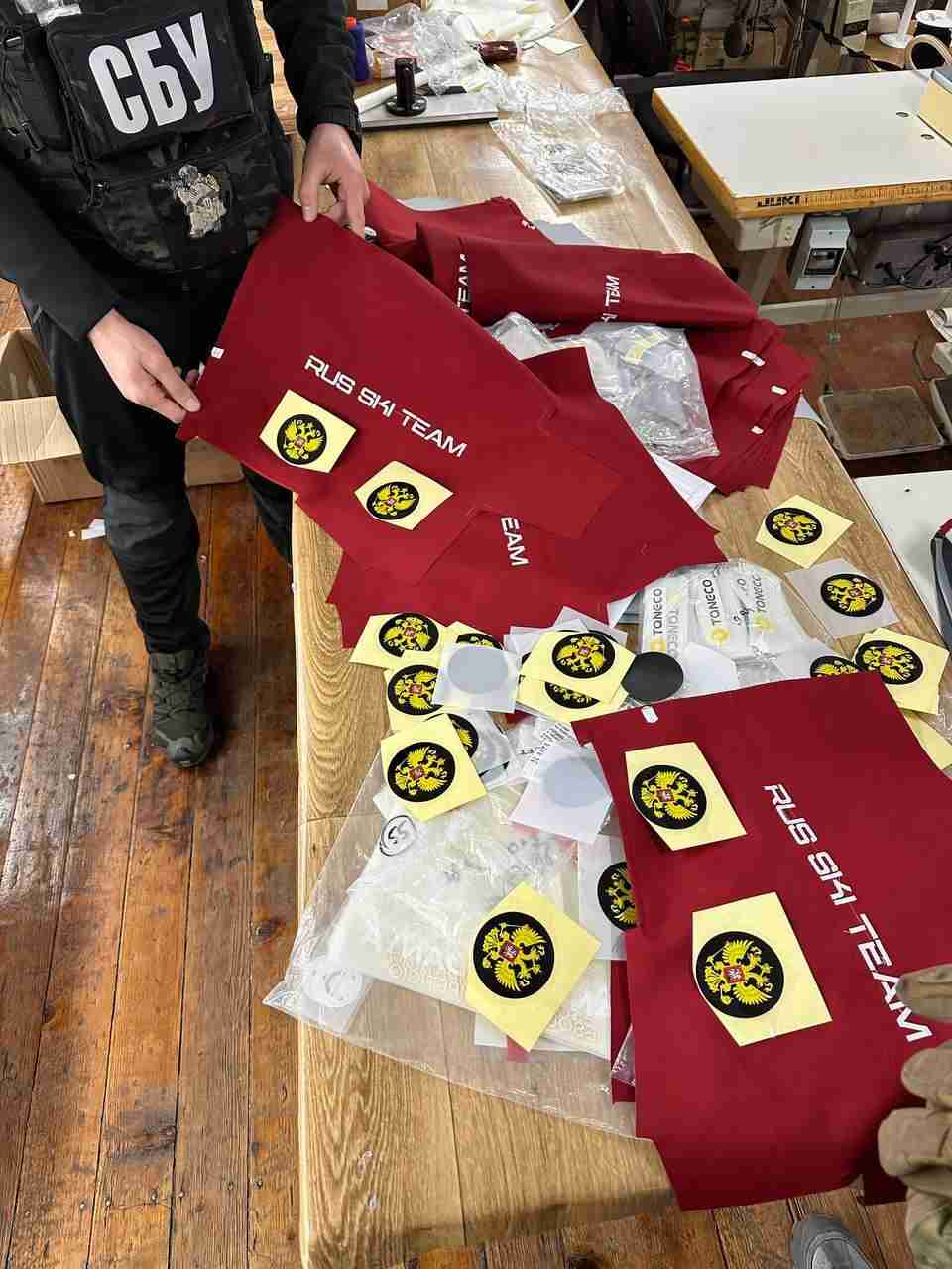 Куртки для рф: на Закарпатті виготовляли одяг для національної збірної країни-агресора (ВІДЕО, ФОТО)
