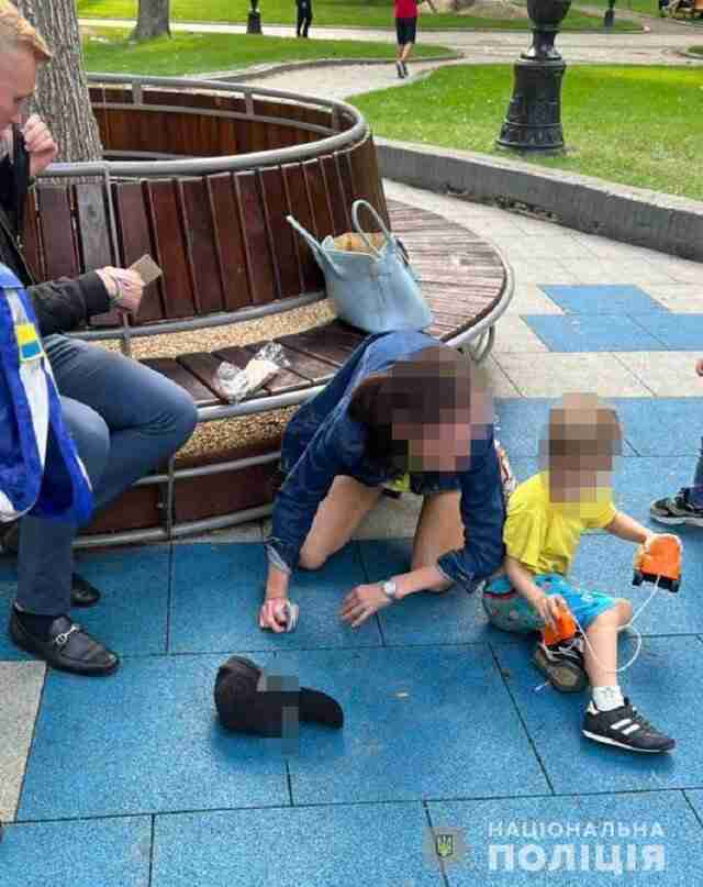 Лежала в парку п’яна, а поряд був маленький син: поліцейські притягнули до відповідальності жінку(фото)
