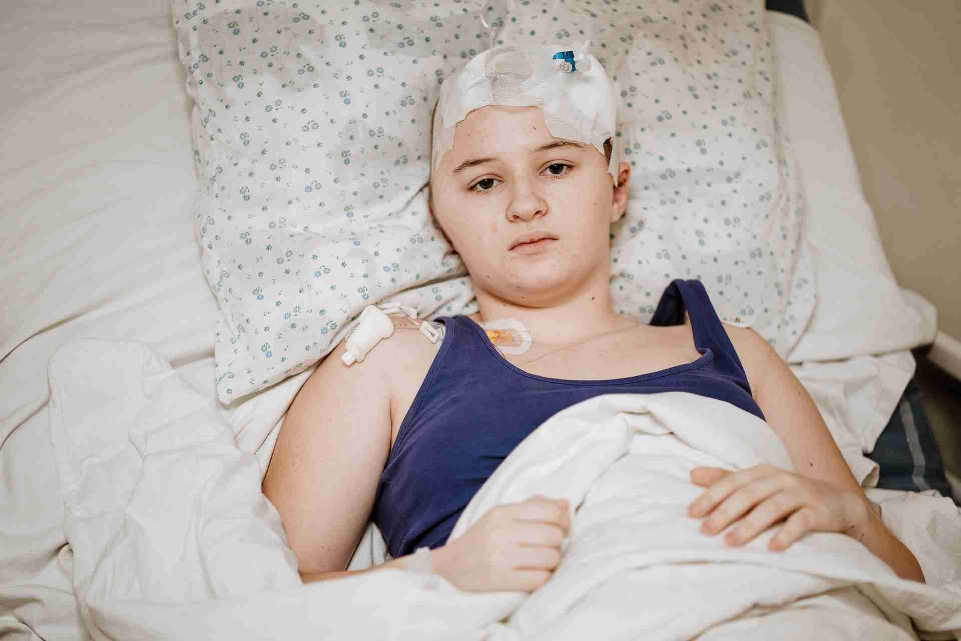 Лікарі «Охматдит» дістали уламок російського снаряда з голови 13-річної дівчинки (фото)