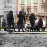 Локдаун у центрі Львова: люди їдять на фонтанах, лавках, підніжжях (фото, відео)