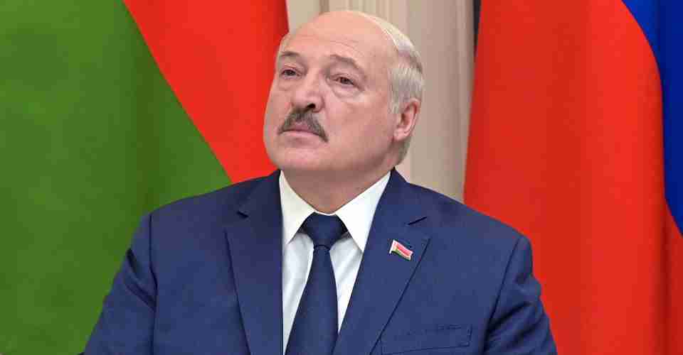 Лукашенко наближається до вступу у війну - радник Тихановської
