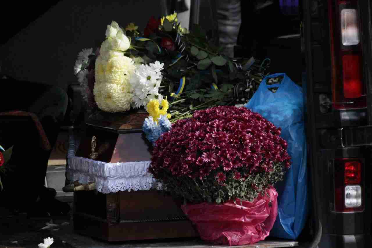 Попрощатися прийшло безліч людей: у Львові поховали трьох Героїв, які загинули від рук окупантів (ФОТО)