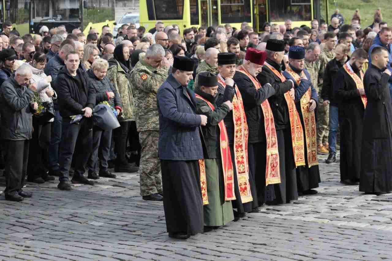 Попрощатися прийшло безліч людей: у Львові поховали трьох Героїв, які загинули від рук окупантів (ФОТО)