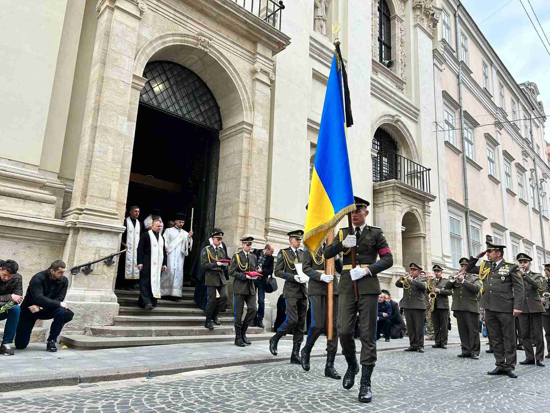 Львів провів в останню путь трьох загиблих захисників, які відділи життя за Україну (ФОТО)